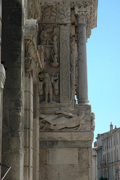 Arles-details